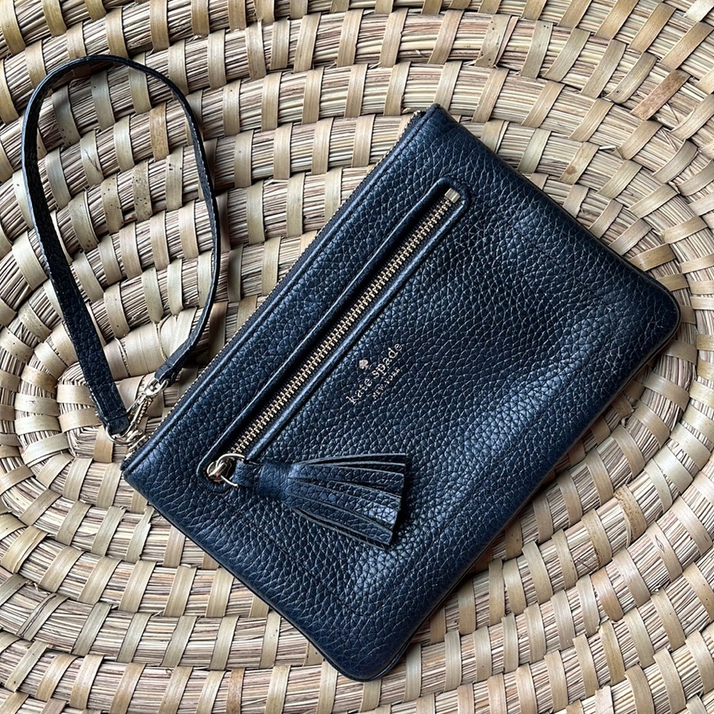kate spade chester street tinie pebbled leather wristlet w/tassel - black